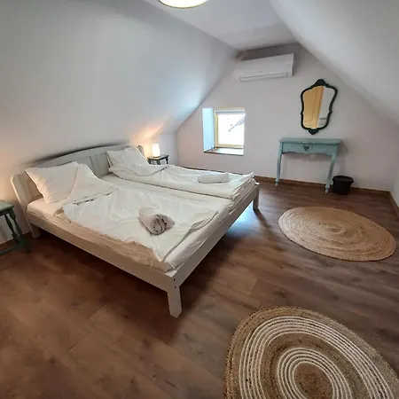 بيت للعطل Es Bagoly Kalandhaz